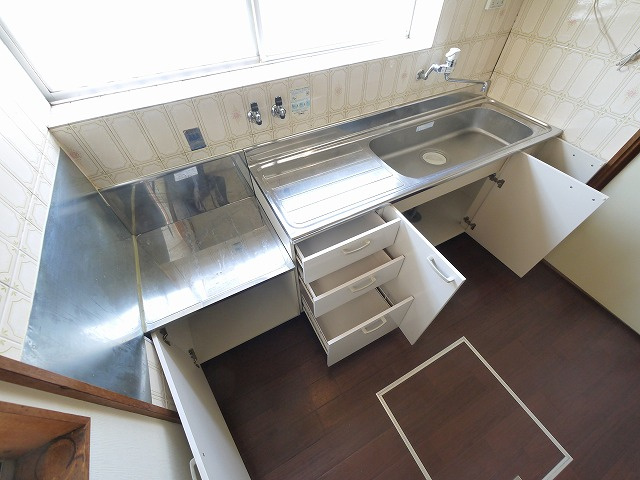 今国府町一戸建のキッチン|コンパクトなキッチンで掃除もラクラク