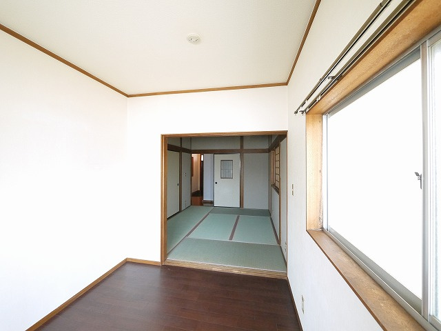今国府町一戸建の洋室|コンパクトで使いやすい洋室です