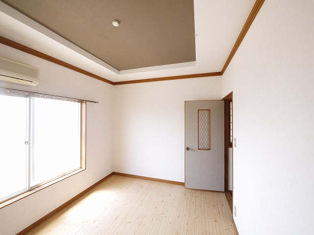 今国府町一戸建の寝室|広くて明るい寝室