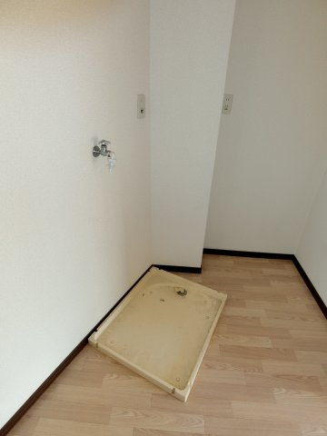 コーポ幸【キャッシュバック対象物件】の洗面所|忙しい朝には欠かせない洗面所です