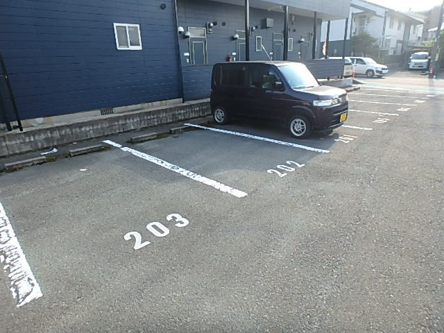 コーポ幸【キャッシュバック対象物件】の駐車場|駐車場があるので、車を買う予定の方も安心です