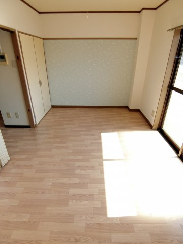 コーポ幸【キャッシュバック対象物件】の内装|明るい色調の室内です