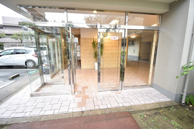 【エントランス】 | シーアイハイツ南千里B棟 | ガラス張りの明るいエントランスです。