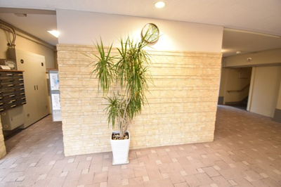 【エントランス】 | シーアイハイツ南千里B棟 | 清潔感のあるきれいで明るいエントランスです。