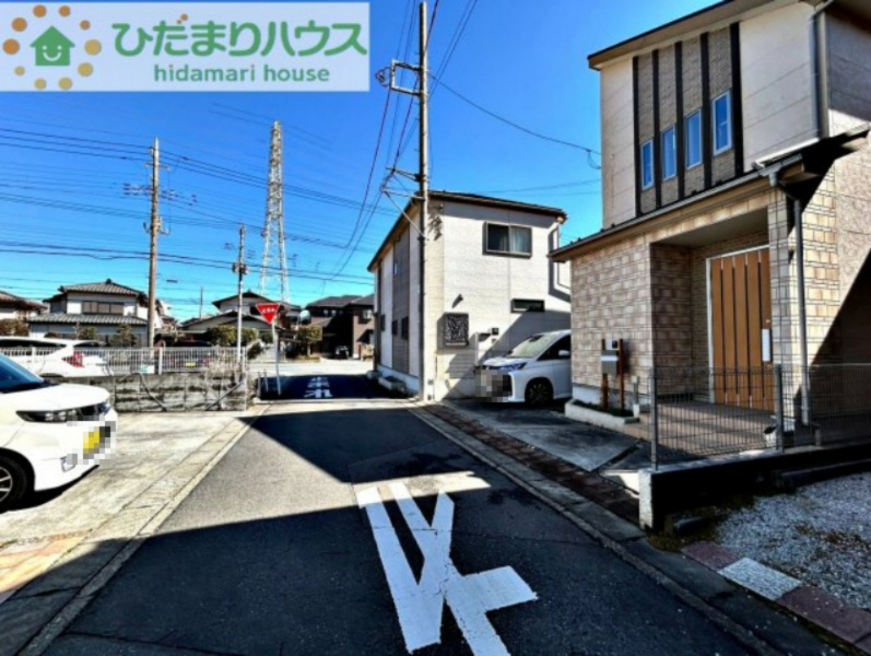 上尾市泉台2丁目　中古一戸建ての前面道路含む現地写真