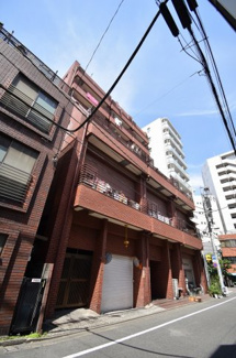 【外観】 | 京浜東北線「蒲田」駅徒歩2分と好立地！駅近ならではの便利な住環境も魅力的です。