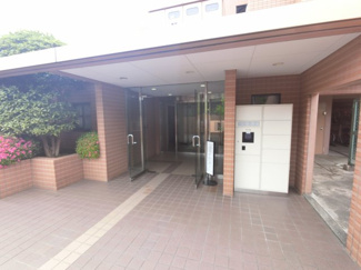 【エントランス】 | 下永谷駅徒歩9分の好立地。
閑静な住宅街に位置するマンションで静かに暮らしたい方におすすめです。