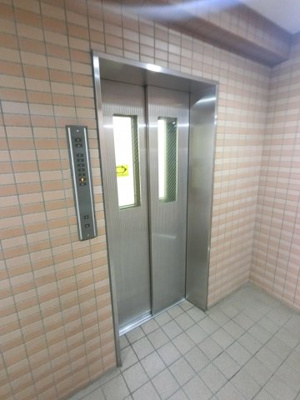 【その他共用部分】 | グランドメゾン上永谷 | エレベータ付きのマンションです。
お買い物やベビーカーの出し入れに便利です。
