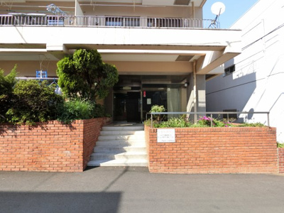 【エントランス】 | 岸谷コーポ | 京急本線「生麦」駅徒歩9分の好立地。
学校・公園が徒歩圏内で子育てしやすい環境です。