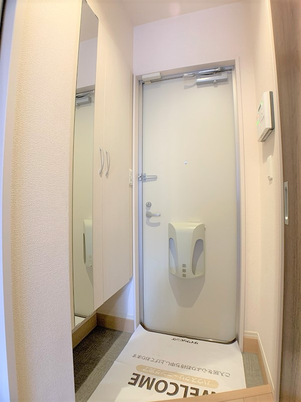 ハピネス向中野の玄関