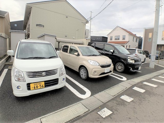 ハピネス向中野の駐車場