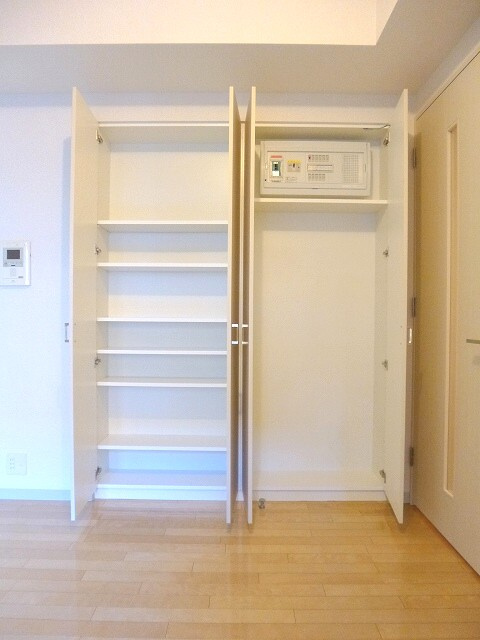 ParkCube浅草田原町の収納|パークキューブ浅草田原町のリビングのクローゼットです