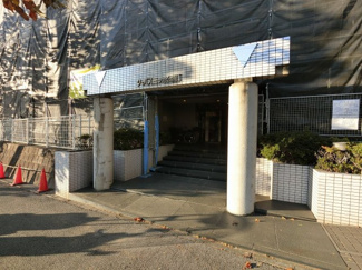 【エントランス】 | JR京浜東北線「鶴見」駅バス17分
JR横浜線・ブルーライン・東海道新幹線「新横浜」駅バス19分「陸橋下」停歩2分。