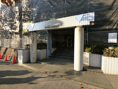 【エントランス】 | サーパス三ツ池公園Ⅰ | JR京浜東北線「鶴見」駅バス17分
JR横浜線・ブルーライン・東海道新幹線「新横浜」駅バス19分「陸橋下」停歩2分。