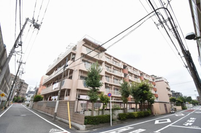 【外観】 | 矢口マイコーポ | 日当たりのよい東南角部屋、二面バルコニーにつき採光・風通し良好です。
収納力のあるWICを2箇所設置♪