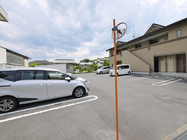 コリーナEASTの駐車場|駐車場に車を止められます