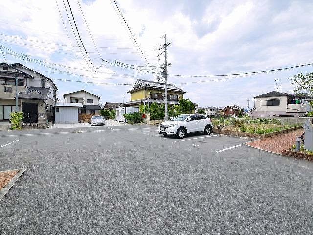 サンハイム弐番館の駐車場|駐車場があるので、車を買う予定の方も安心です
