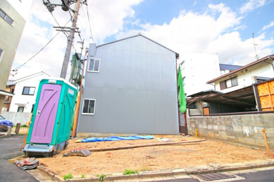 【外観】 | 伏見区桃山井伊掃部西町　新築戸建 | 【現地】《南西角地》で開放的なポジションです！陽当り・通風良好です。浴室暖房乾燥機・食器洗浄乾燥機・浄水器・タンクレストイレ・複層ガラスなど奥様に嬉しい充実設備。