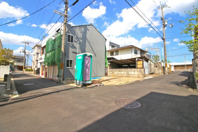 【前面道路含む現地写真】 | 伏見区桃山井伊掃部西町　新築戸建 | 買物施設・金融機関・病院・ドラッグストアなどが近くに点在！京都教育大学附属小中学校・幼稚園が徒歩5分と子育て環境も充実している人気のエリアです。