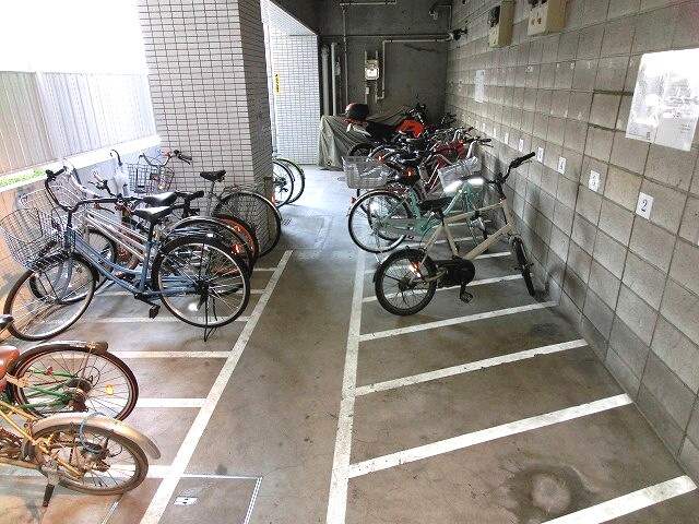 アズール上野の設備|屋根付自転車置場