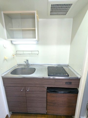 アズール上野のキッチン|ＩＨ、ミニ冷蔵庫付き