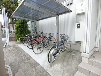 【その他共用部分】 | 屋根付きの駐輪場で雨が降っても大切な自転車が濡れなくてすみますね♪荷物が重いときに自転車があれば助かりますね！