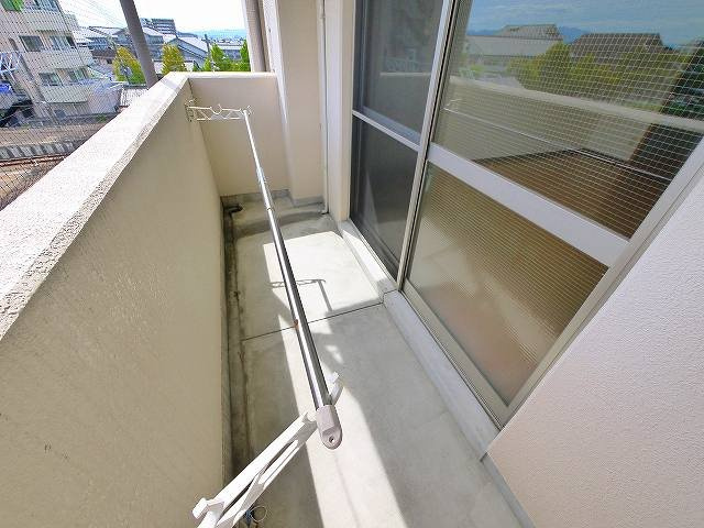 アイリスハイツ8号館のバルコニー|落ち着いた時間を過ごせるバルコニーです