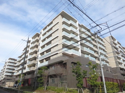 【外観】 | グランロジュマン豊中少路C街区 | 物件資料を、メールやご郵送にてお届けすることが可能です。また、お客さまのご不明な点がありましたら、お気軽に弊社スタッフまでお聞きくださいませ。