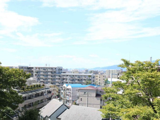 【展望】 | 頬をなでる優しい風を感じることが出来るバルコニー。つい深呼吸をしたくなる気持ちの良い眺望はこのお部屋の自慢です。