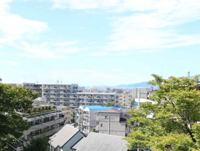 【展望】 | 27 | 頬をなでる優しい風を感じることが出来るバルコニー。つい深呼吸をしたくなる気持ちの良い眺望はこのお部屋の自慢です。