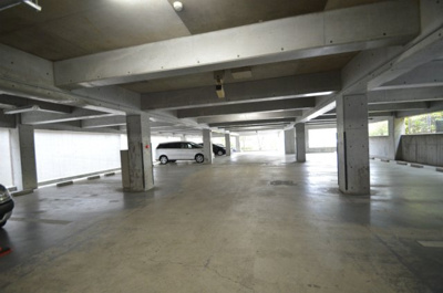 【駐車場】 | 27 | 屋内平面駐車場です。