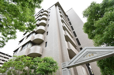 【外観】 | 27 | 忙しく過ぎゆく日常を置き去るほど、ゆったりした時間が流れる住環境。
『快適』は「家」と「街」と「環境」が調和した時に訪れるだと改めて感じさせてくれます