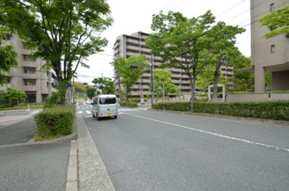 【周辺】 | 歩道が植栽で区切られており安全性が高まります。