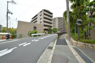 【周辺】 | 整備された歩道があります。