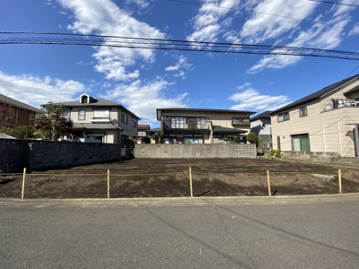 【前面道路含む現地写真】 | 新発売【売主】六会日大前駅徒歩3分　建築条件付き売地　2区画　 | 駅徒歩3分で日当たり良好の希少物件です。子育てがとてもしやすい整った環境なので、まずは現地をその目でご確認頂きたいと思います！