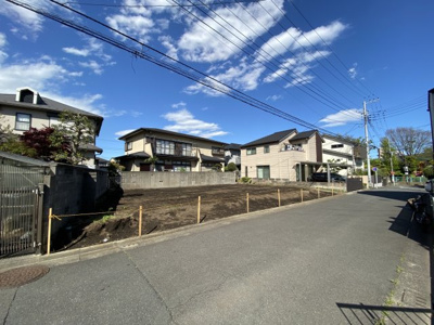 【前面道路含む現地写真】 | 新発売【売主】六会日大前駅徒歩3分　建築条件付き売地　2区画　 | 日当たり良好です。余裕のある道幅で交通量も少なく、出入りもしやすい安心できる環境です。