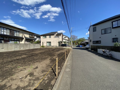 【前面道路含む現地写真】 | 新発売【売主】六会日大前駅徒歩3分　建築条件付き売地　2区画　 | 閑静な住宅街です。小さいお子様がいても幼稚園や公園がすぐ近くにありますので、子育てにもってこいの立地でもあります。