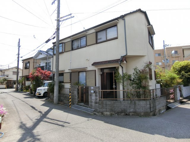 明石市魚住町西岡　中古戸建の外観|角地につき室内明るいです　陽当たり良好です