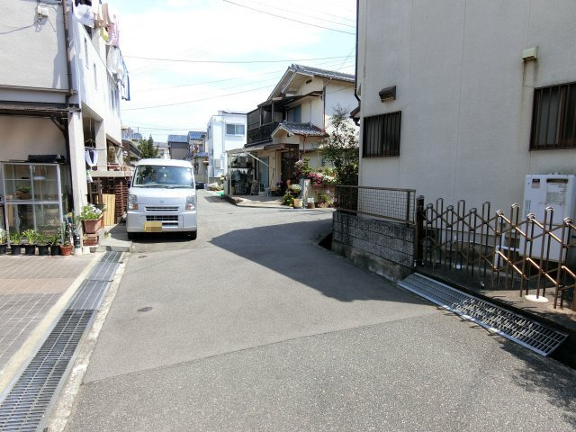明石市魚住町西岡　中古戸建の前面道路含む現地写真|角地　