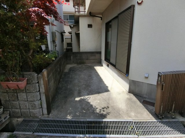 明石市魚住町西岡　中古戸建の駐車場|小型車向き　ですがカースペースあります