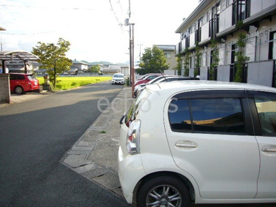 【駐車場】 | フォーブルTANAKAII | 駐車場に車を止められます
