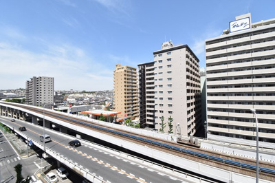 【展望】 | 【単身にもファミリーにも暮らしやすい住環境♪】江坂ハイデンス | バルコニーからの景色は、道路を挟んで建物があるので、ずっと日当たりがたもてます。