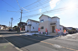 【前面道路含む現地写真】 | B号棟　現地（2020年4月）撮影
外観完成しました！
敷地面積120.99㎡（36.59坪）。
駐車2台可能です。