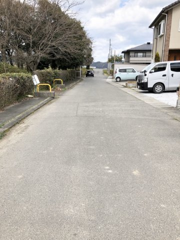 近江八幡市浅小井町　中古戸建の前面道路含む現地写真