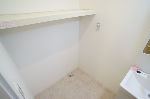 ONLYONE宝塚の洗面所|洗面所には棚がございます。