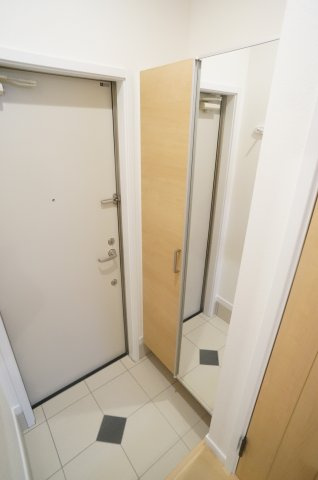 ONLYONE宝塚の玄関|姿見付きのシューズボックスを備えた玄関スペース