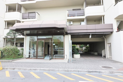 【エントランス】 | 【室内リフォーム済♪即入居可♪】星和プラネタウン千里南第3期 B棟 | 毎日通るエントランスはこのようになっています。