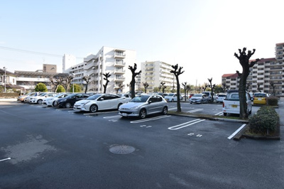 【駐車場】 | 【室内リフォーム済♪即入居可♪】星和プラネタウン千里南第3期 B棟 | 平面駐車場があります。