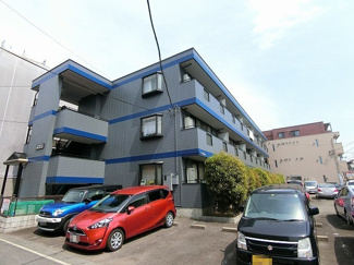 【外観】 | 南武線「久地」駅より徒歩3分！便利な立地の3階建てマンションです♪通勤通学はもちろん、お買い物やお出かけにもGood☆