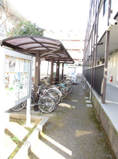 【その他共用部分】 | 屋根付きの駐輪場で雨が降っても大切な自転車が濡れなくてすみますね♪荷物が重いときに自転車があれば助かりますね！